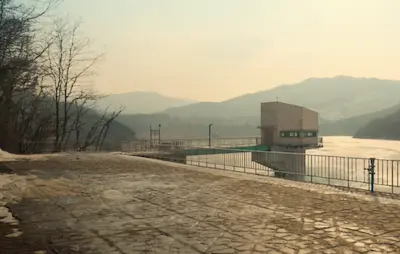 ドラマ『サラ・キムという女』スクショ
마둔저수지(マドゥンチョスジ)馬屯貯水池